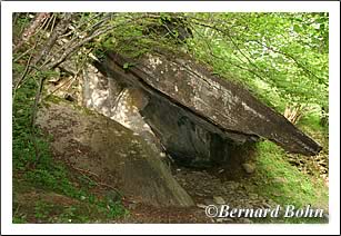 abri sous roche sur la montée à l'étang d'arraing