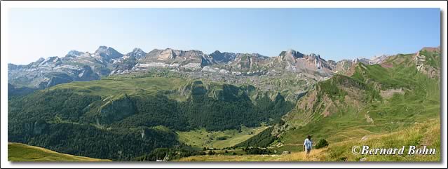 vue sur la chaîne du Somport et le vallon d'Espélunguére 