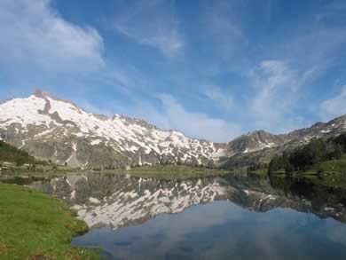 lac d'aumar et reflet du massif du Néouvielle pyréneés