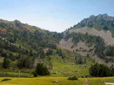 col d'aumar vu depuis le lac d'aumar réserve du Néouvielle Pyrénées