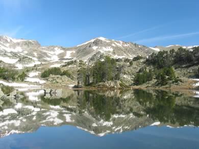 lac de l'île et reflet pic d'aumar Néouvielle pyréneés