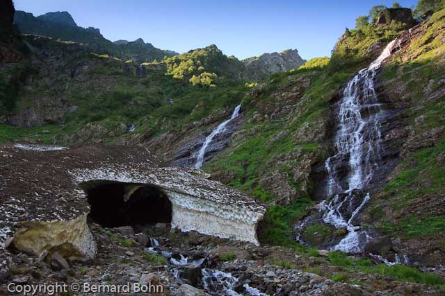 Pic du Sacroux port et cirque de la glére
Pont de Neige au cirque de la glére
Mots-clés: Pyrénées,pont de neige,cirque de la glére