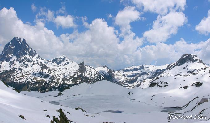 Pic du midi d'Ossau hiver
[url=https://bernard-bohn.fr/pyren/html_montagne/ossau_lacs_ayous.htm]tour des lacs Pic du midi Ossau[/url]
Mots-clés: ossau,lac ayous,hiver,pyrÃ©nÃ©es,panorama