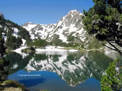 reflet du Roc blanc sur l'étang de Laurenti Ariège Pyrénées