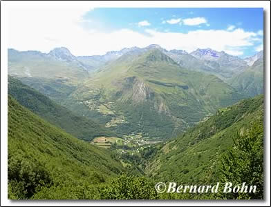 Vue sur Gêdre et la vallée depuis les crétes